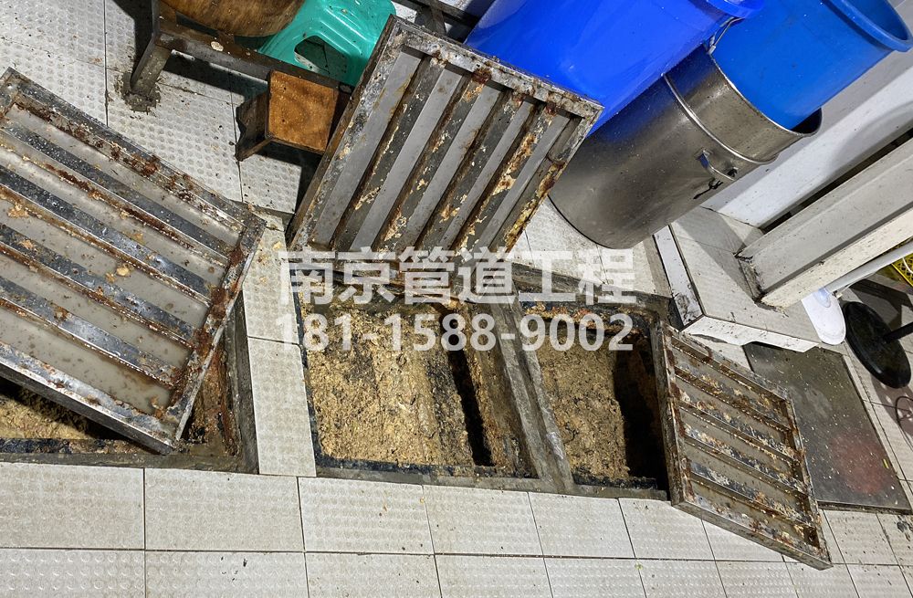 278公教城管中队食堂隔油池清理